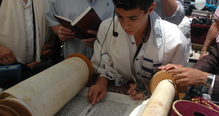 Von Kindern geschrieben: Die Torah-Ausgabe soll als Schutz vor dem Iran dienen.