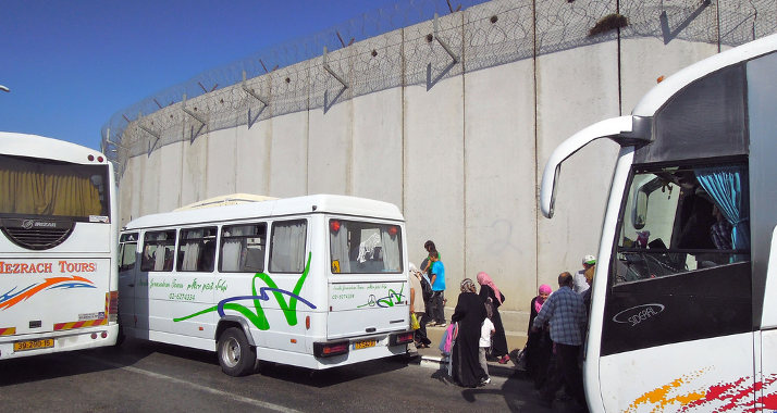 Palästinenser gelangen mit Bussen unerkannt nach Israel – trotz Sperranlage.