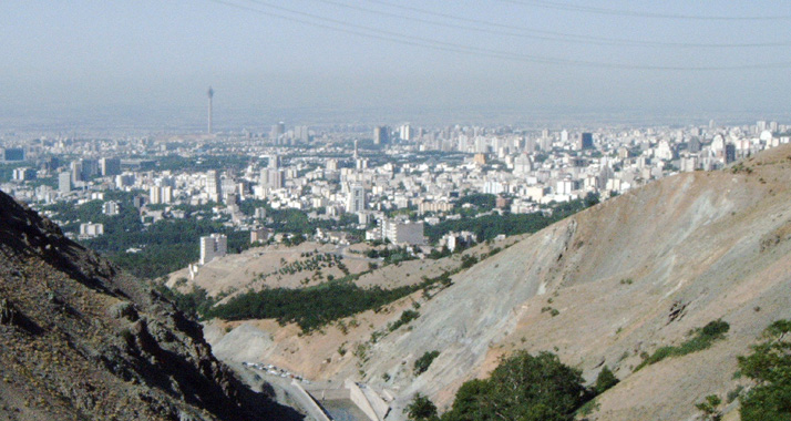 In der iranischen Hauptstadt Teheran hat sich Abbas zum ersten Mal in seiner Amtszeit mit Ahmadinedschad getroffen.