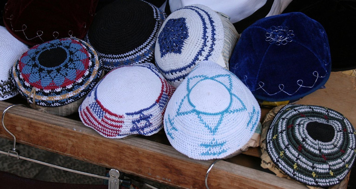 Demonstration mit Kippa: Aktivisten solidarisieren sich mit Rabbi Daniel Alter.