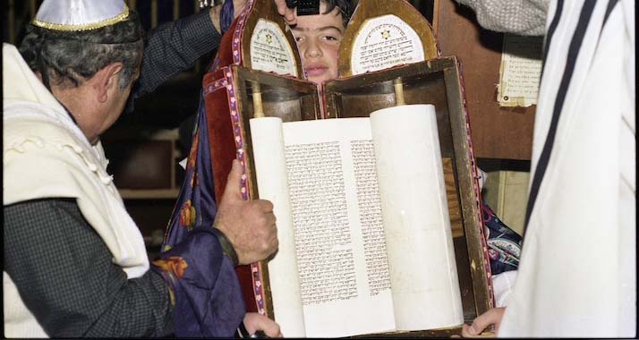 Juden mit einer Torah-Rolle: An "Simchat Torah" bringen Juden ihre besondere Freude über die Lehre Gottes zum Ausdruck.