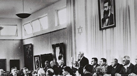 David Ben-Gurion verliest im Stadtmuseum von Tel Aviv die israelische Unabhängigkeitserklärung – über ihm hängt ein Portrait von Theodor Herzl, der als Begründer des modernen Zionismus gilt.