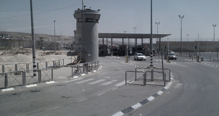 Am Kalandija-Checkpoint bei Jerusalem fassten Soldaten einen Palästinenser mit Sprengsätzen im Gepäck.