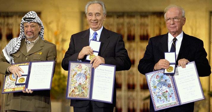 Jitzhak Rabin (r.) hatte zusammen mit Israels Staatspräsident Schimon Peres und Palästinenserführer Jasser Arafat (l.) den Friedensnobelpreis erhalten.