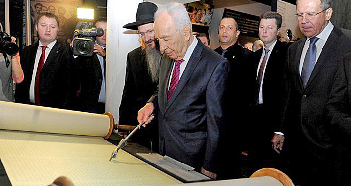 Peres liest bei der Einweihung des Jüdischen Toleranzzentrums in einer Torahrolle