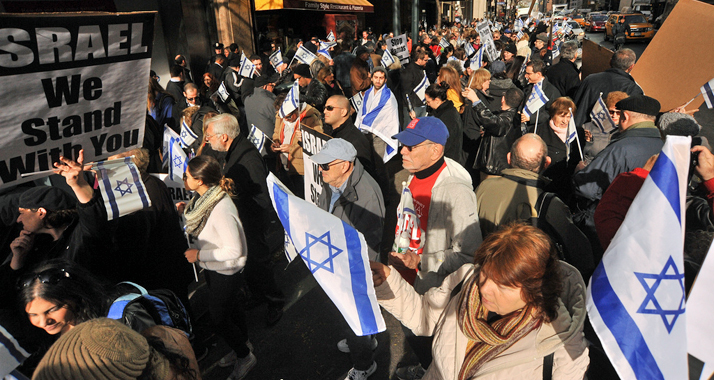 Auch in New York sind viele Menschen für Israel auf die Straße gegangen (Israelnetz berichtete). Weltweit kam es aber auch zu Übergriffen auf jüdische Einrichtungen.