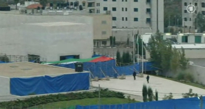 Blaue Planen versperren den Medien einen direkten Blick auf die Vorgänge am Mausoleum Jasser Arafats.