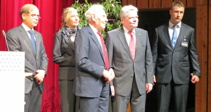 Bundespräsident Gauck (2.v.r.) beim Wallenberg-Projekt in Berlin – mit auf dem Bild zwei Enkel des Geehrten Kurzbach