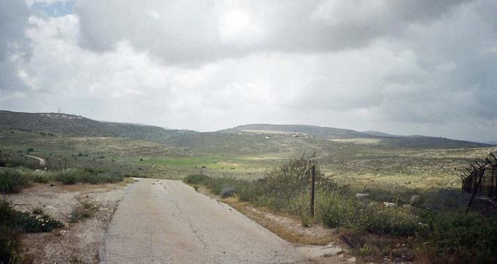 Straße bei Esch Kodesch. In dem Gebiet gibt es Landstreitigkeiten zwischen Siedlern und Palästinensern.