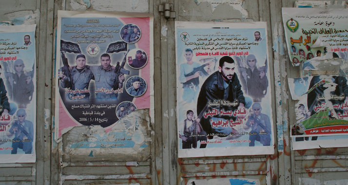 Ob mit Plakat oder mit einer Feier: Palästinenser würdigen Terroristen oft als Märtyrer.