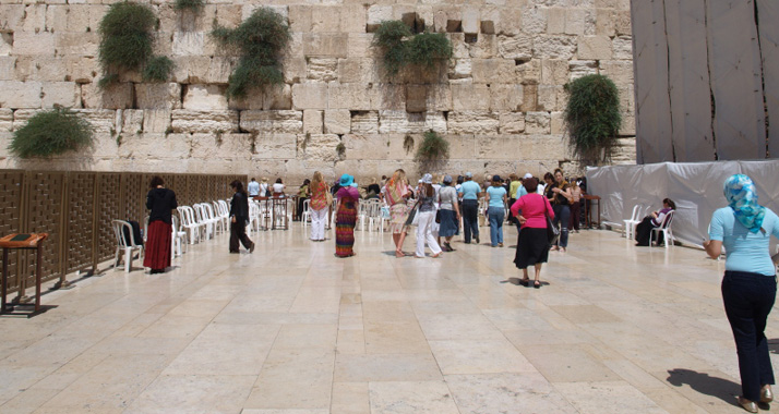 An der Klagemauer beten Frauen und Männer getrennt.