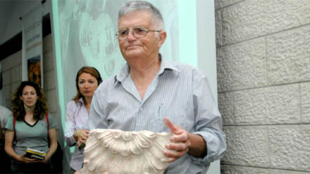 Professor Ehud Netzer mit Fragment des Sarkophages von König Herodes