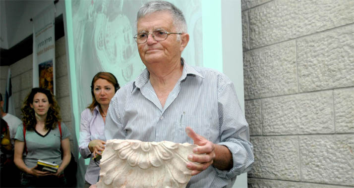 Professor Ehud Netzer mit Fragment des Sarkophages von König Herodes