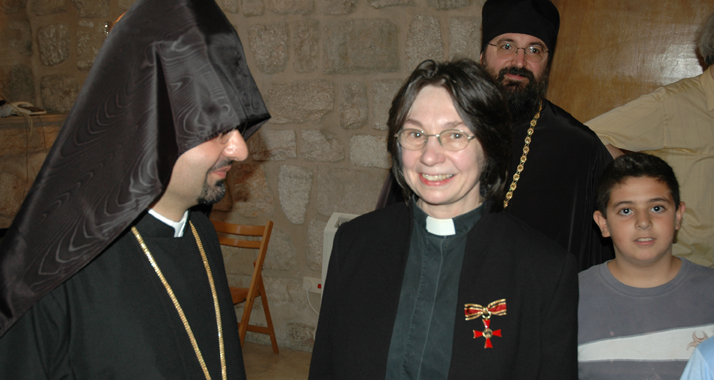 Pfarrerin Petra Heldt, hier im Gespräch mit einem armenischen Priester, erhält eine Auszeichnung von der Knesset.