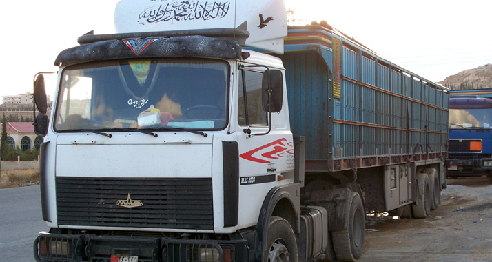 Syrien dementiert, dass der Angriff einem Lastwagenkonvoi galt.