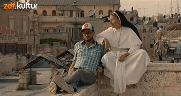 Zusammen mit Co-Moderator Rainer Maria Jilg bereist Schwester Jordana unter anderem Israel. (Im Bild: Ausschnitt aus der ersten Folge der ZDF-Dokumentation)