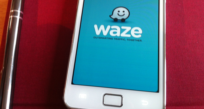 Mit der App "Waze" ist GPS-Navigation über das Smartphone möglich.