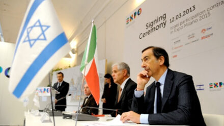 Bei der Vertagsunterzeichnung: Expo-Geschäftsführer Giuseppe Sala (r.) mit dem leitenden Kommissar Roberto Formigoni (l.)