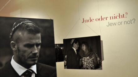 Ist Fußball-Star David Beckham Jude? Oder Liz Taylor? Im Jüdischen Museum Berlin dürfen Besucher raten.