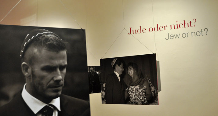 Ist Fußball-Star David Beckham Jude? Oder Liz Taylor? Im Jüdischen Museum Berlin dürfen Besucher raten.