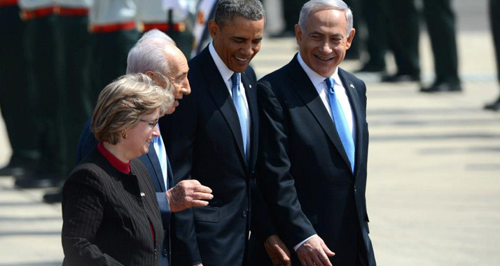 Obamas Körpersprache soll die gute Beziehung zu Netanjahu (r.) und Peres (l.) unterstreichen.