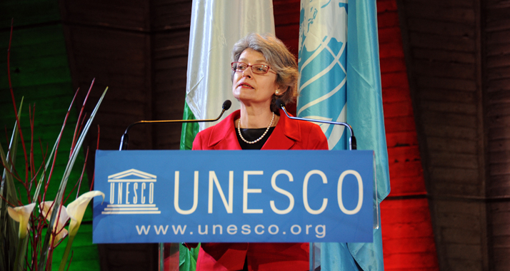 Generaldirektorin Bokova (hier während der Aufnahme "Palästinas" in die UNESCO) hat sich bislang nicht zu der Zerstörung geäußert