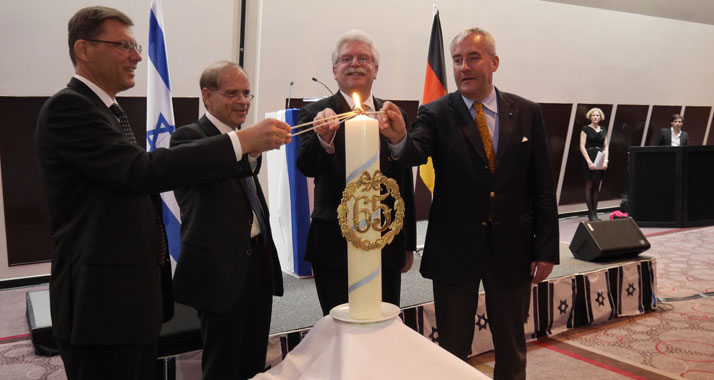Schlosser, Hadas-Handelsmann, Zeil und Spaenle zünden gemeinsam eine Kerze zu Ehren des 65. israelischen Unabhängigkeitstages an.