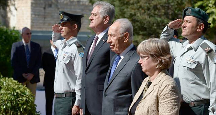 Während der Begrüßungszeremonie erklang die serbische und die israelische Nationalhymne.