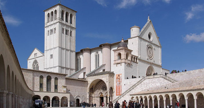 In der Basilika San Francesco in Assisi erhielt Schimon Peres seine Auszeichnung.