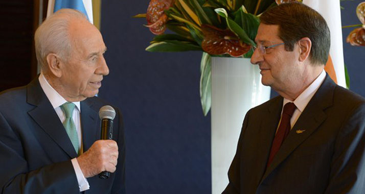Schimon Peres und der zyprische Präsident Nikos Anastasiades (r.) sind sich über die Bedeutung der strategischen Zusammenarbeit einig.