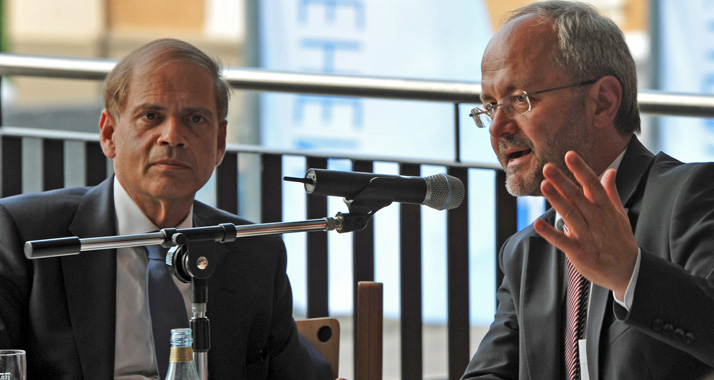 Botschafter Yakov Hadas-Handelsman im Gespräch mit dem Bundestagsabgeordneten Volkmar Klein (CDU).