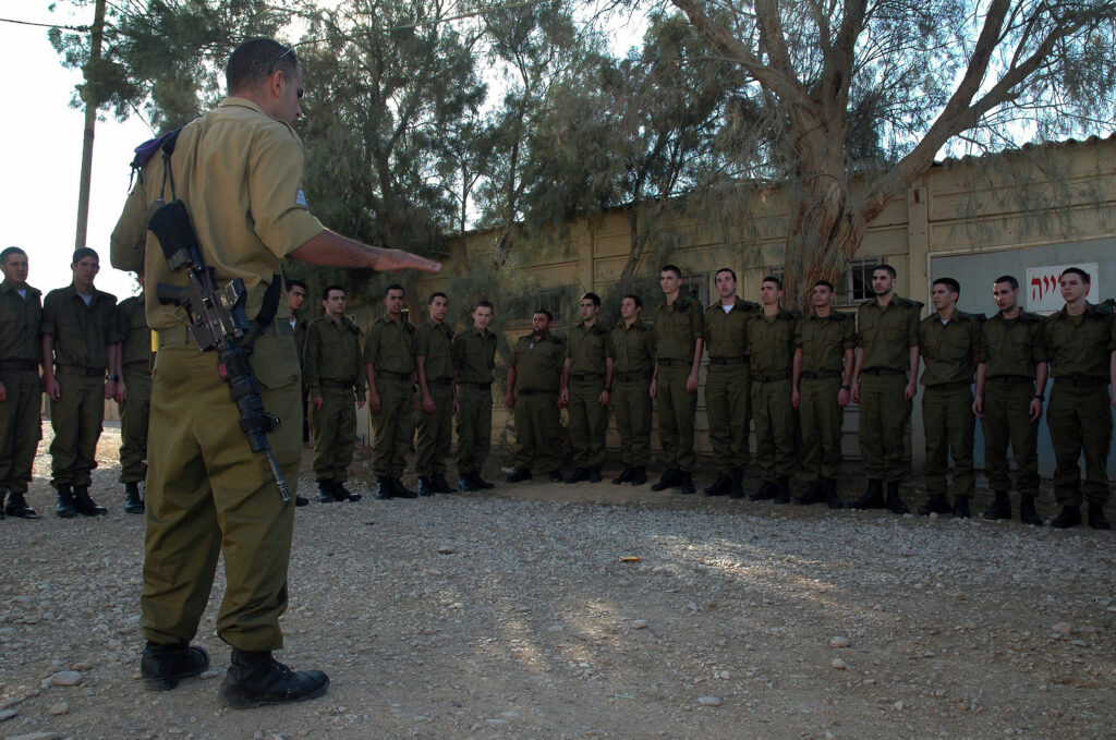 Bevor sie rekrutiert werden, müssen sich junge Israelis in Tel HaSchomer melden.