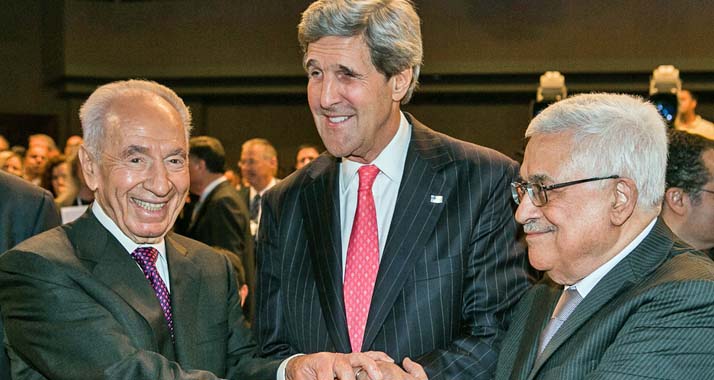 Peres (l.) und Abbas (r.), hier mit US-Außenminister Kerry beim Weltwirtschaftsforum in Jordanien