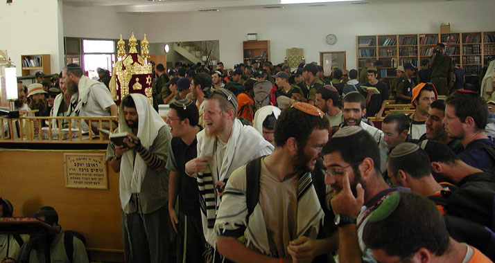 Siedler beten während der Räumung von Morag im Gazastreifen in der Synagoge.