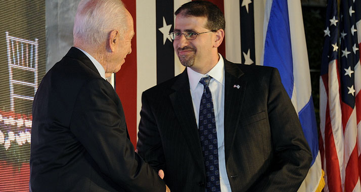 Peres gratuliert Botschafter Shapiro am amerikanischen Unabhängigkeitstag 2011.