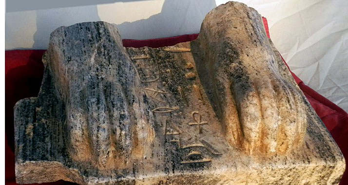 Zwischen den Füßen der Sphinx ist der Name des Pharao Mykerinius zu lesen.