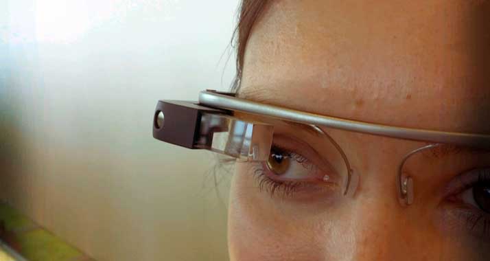 "Google Glass" erlaubt es, das normale Blickfeld mit Hintergrundinformationen anzureichern.