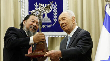 Der chinesische Künstler Yao (l.) schenkte Präsident Peres ein Modell der Friedensstatue zum 90. Geburtstag.