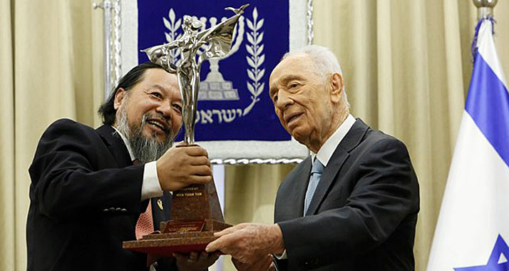 Der chinesische Künstler Yao (l.) schenkte Präsident Peres ein Modell der Friedensstatue zum 90. Geburtstag.