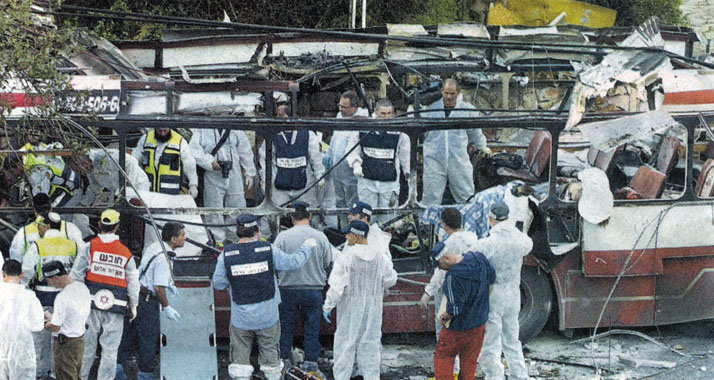 Zerstörter Bus in Haifa im März 2003: Nach den Oslo-Abkommen hat die Zahl der Terrortoten zugenommen
