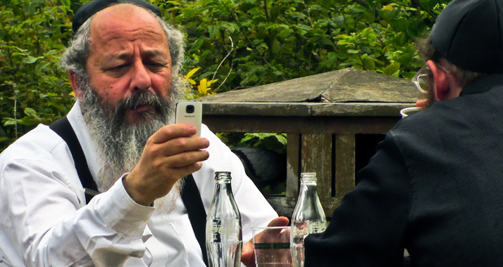 Orthodoxe Juden können jetzt auch per Smartphone an ihre Synagoge spenden.