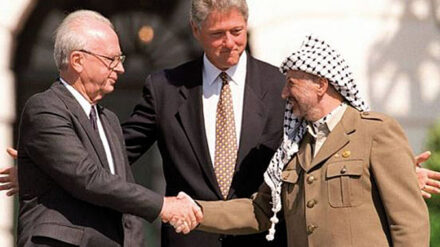 Symbolisch: Rabin (l.) und Arafat in Uniformjacke vor 20 Jahren in Washington mit US-Präsident Clinton