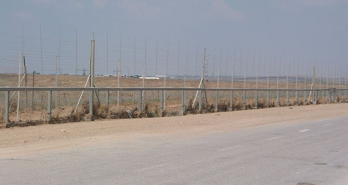 Nahe des Grenzzaunes zwischen dem Gazastreifen und Israel haben Soldaten das Feuer auf zwei verdächtige Palästinenser eröffnet.