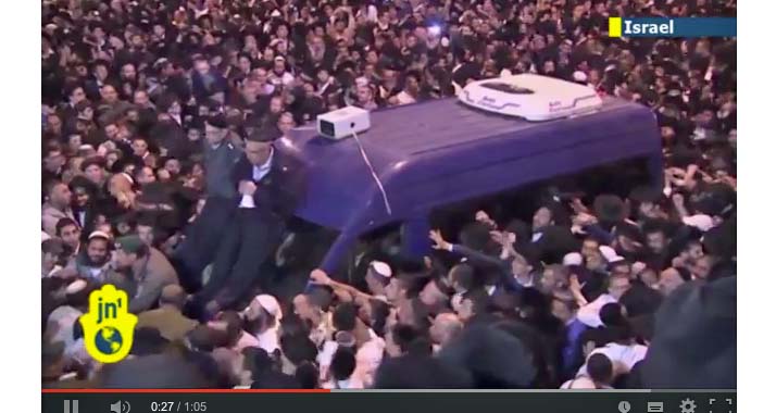 Hunderttausende waren zur Beisetzung von Rabbi Josef nach Jerusalem gekommen - der Leichenwagen blieb immer wieder in der Menge stecken.