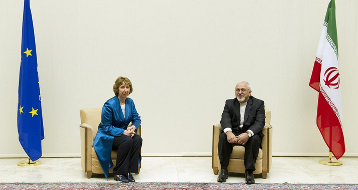 Die EU-Außenbeauftragte Catherine Ashton beim Fototermin mit dem iranischen Außenminister Mohammed Dschawad Scharif.