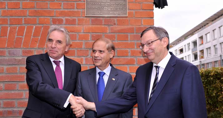 Oberbürgermeister Roters (v.l.), Botschafter Hadas-Handelsman und Abraham Lehrer bei der Enthüllung der Gedenktafel