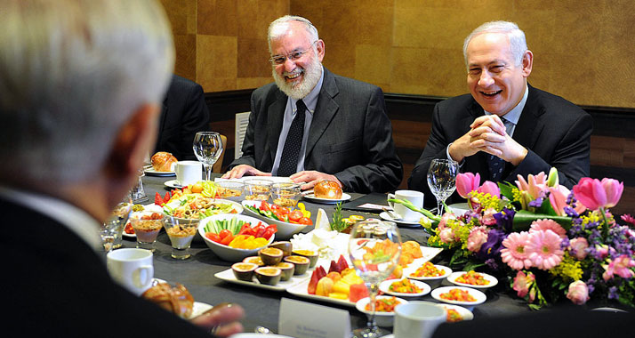 Amidror (l.) und Netanjahu bei einem Geschäftsessen im Jahr 2011. Jetzt hat der Sicherheitsberater sein Amt abgegeben.