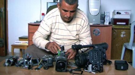 Kaputte Kameras: Der Regisseur Emad Burnat inspiziert seine Arbeitsgeräte.