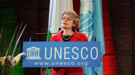 Generaldirektorin Bokova (hier während der Aufnahme "Palästinas" in die UNESCO) hat der arabischen Beschwerde stattgegeben.
