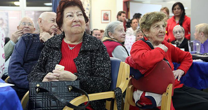 Holocaust-Überlebende – hier in einem Café in Ramat Aviv – erhalten mehr finanzielle Unterstützung von der Regierung.